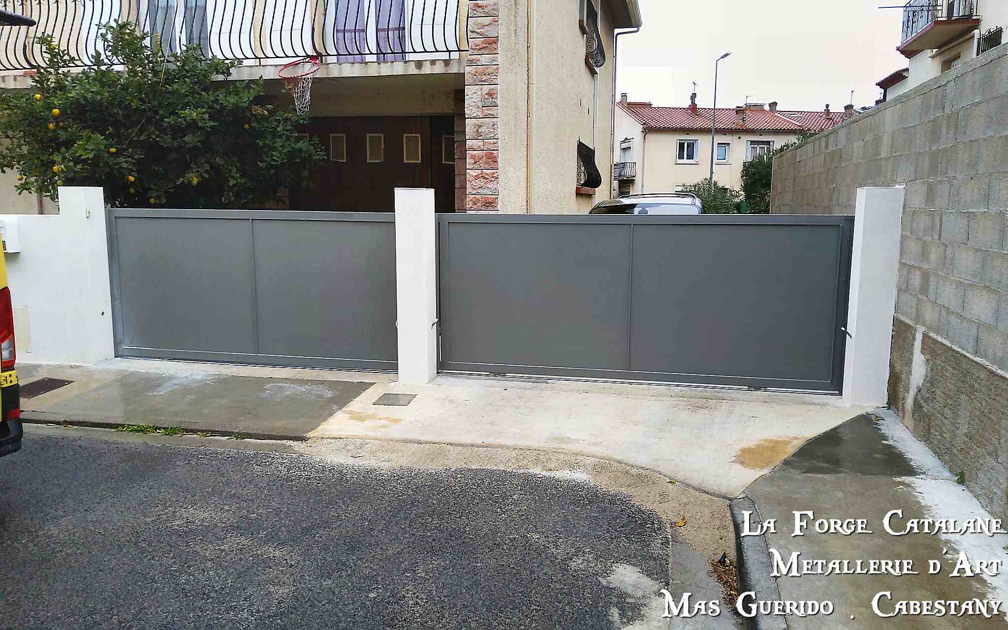 portail tole plein forge catalane.jpg